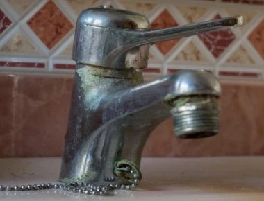 Πώς βγαίνουν εύκολα τα άλατα στον νεροχύτη και την βρύση (βίντεο)